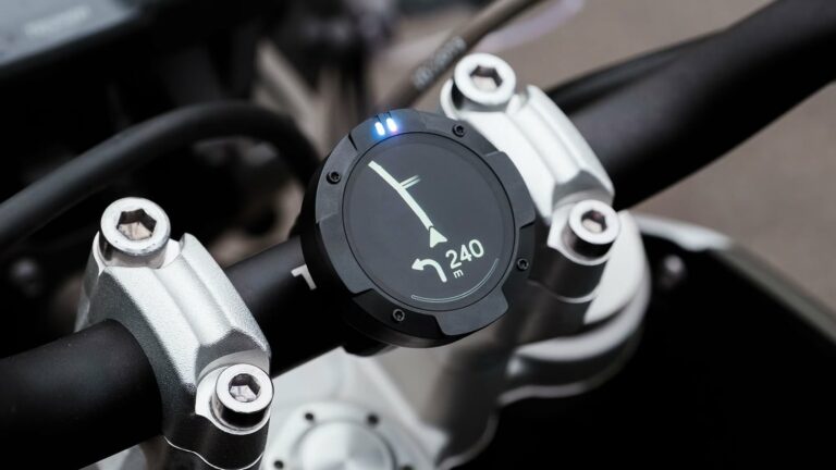 Beeline Moto: Motorcycle GPS System with Intuitive Route Navigation on Gadget Flow