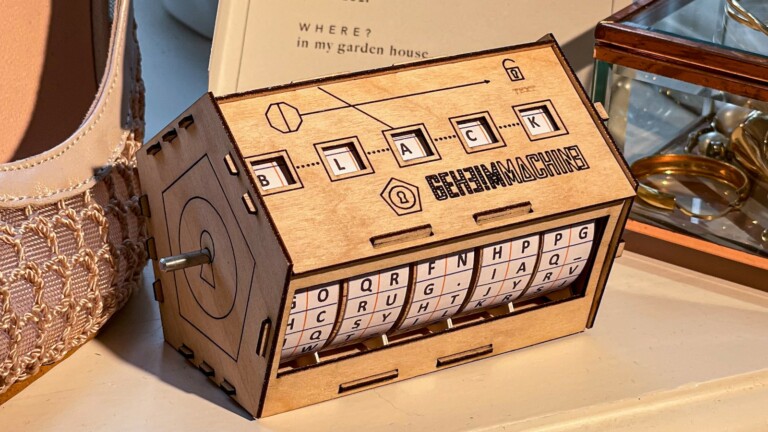 GeheimMachine cipher machine toy teaches ciphering & encryption basics in a hands-on way