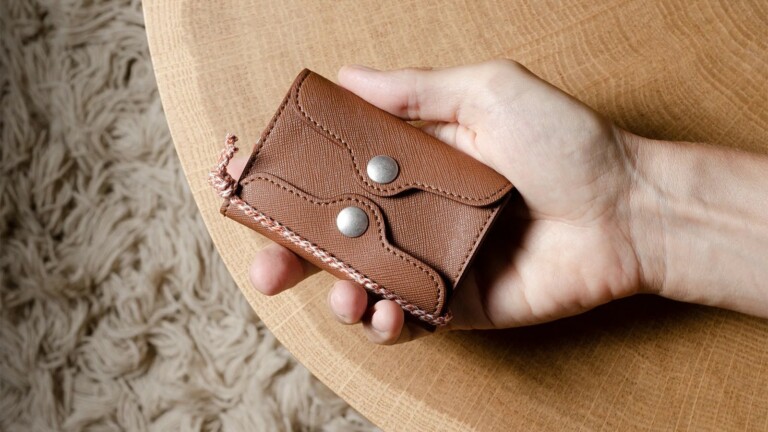 hardgraft Atypical Wallet compact cash holder has 2 separate compartments for organization