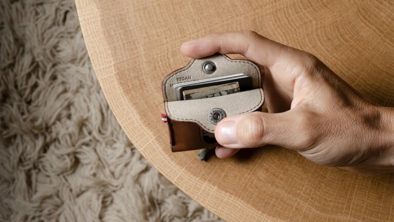 hardgraft Thumbs Up Card Case has a stylish vegan design closed with a pushbutton