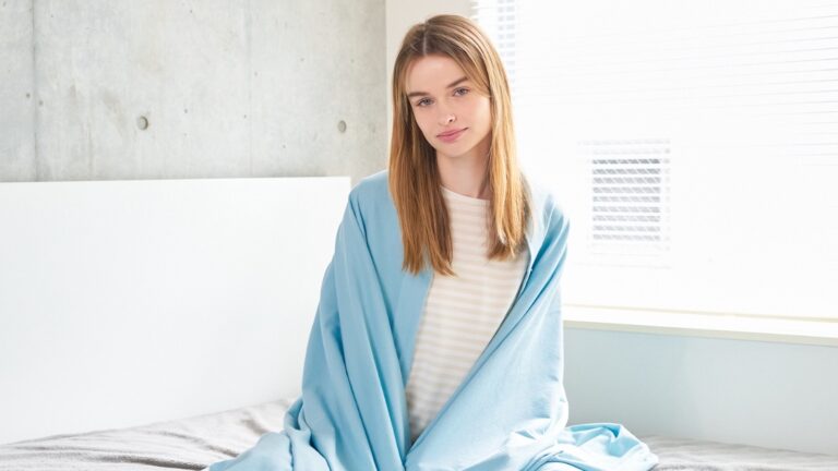 Japan’s Cutting-Edge -15℃ Cooling Blanket with Sweat Absorption & Quick Drying Tech on Gadget Flow