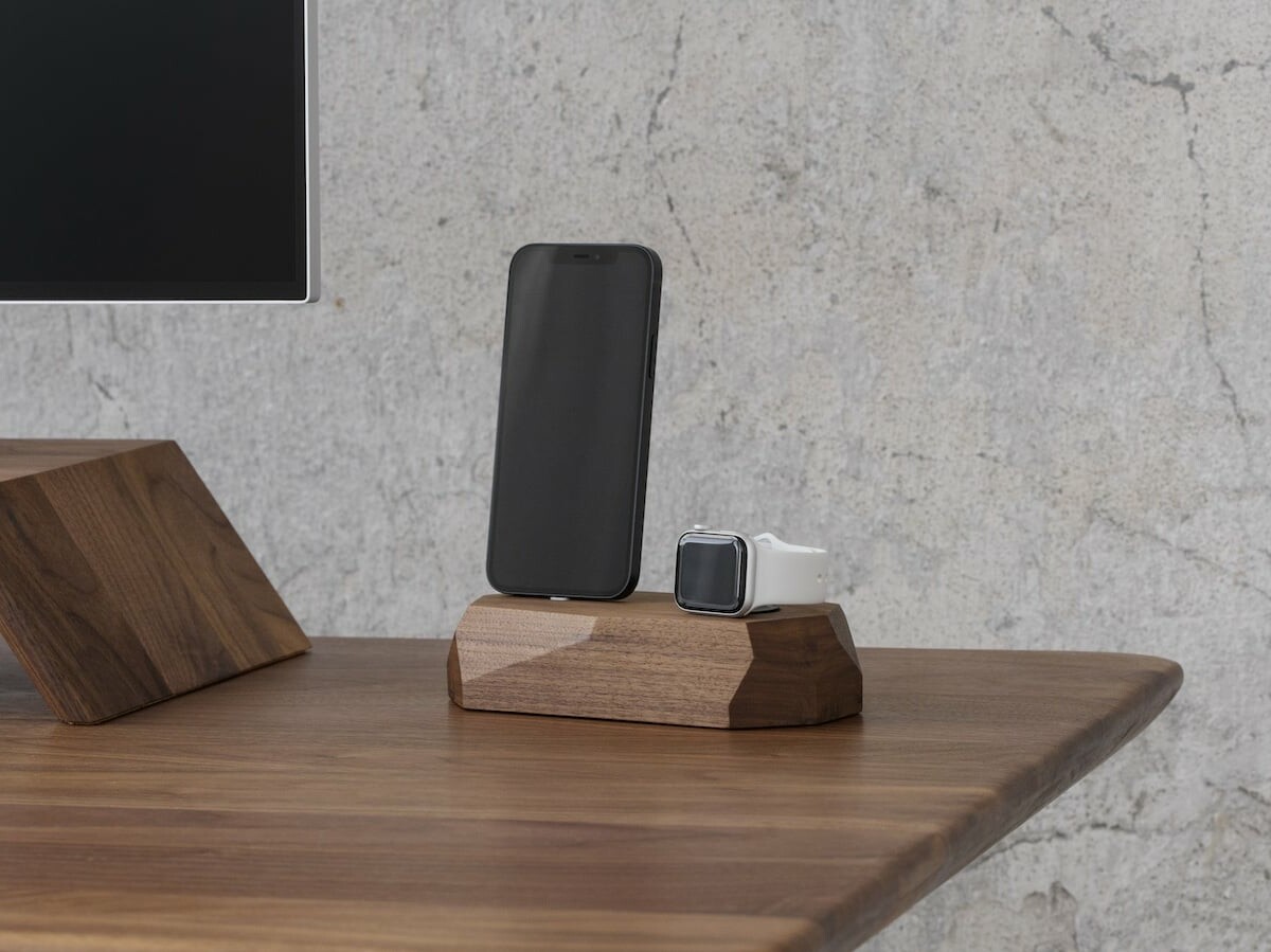 Oakywood Dual Dock charging station saves space and powers 2 Apple devices simultaneously