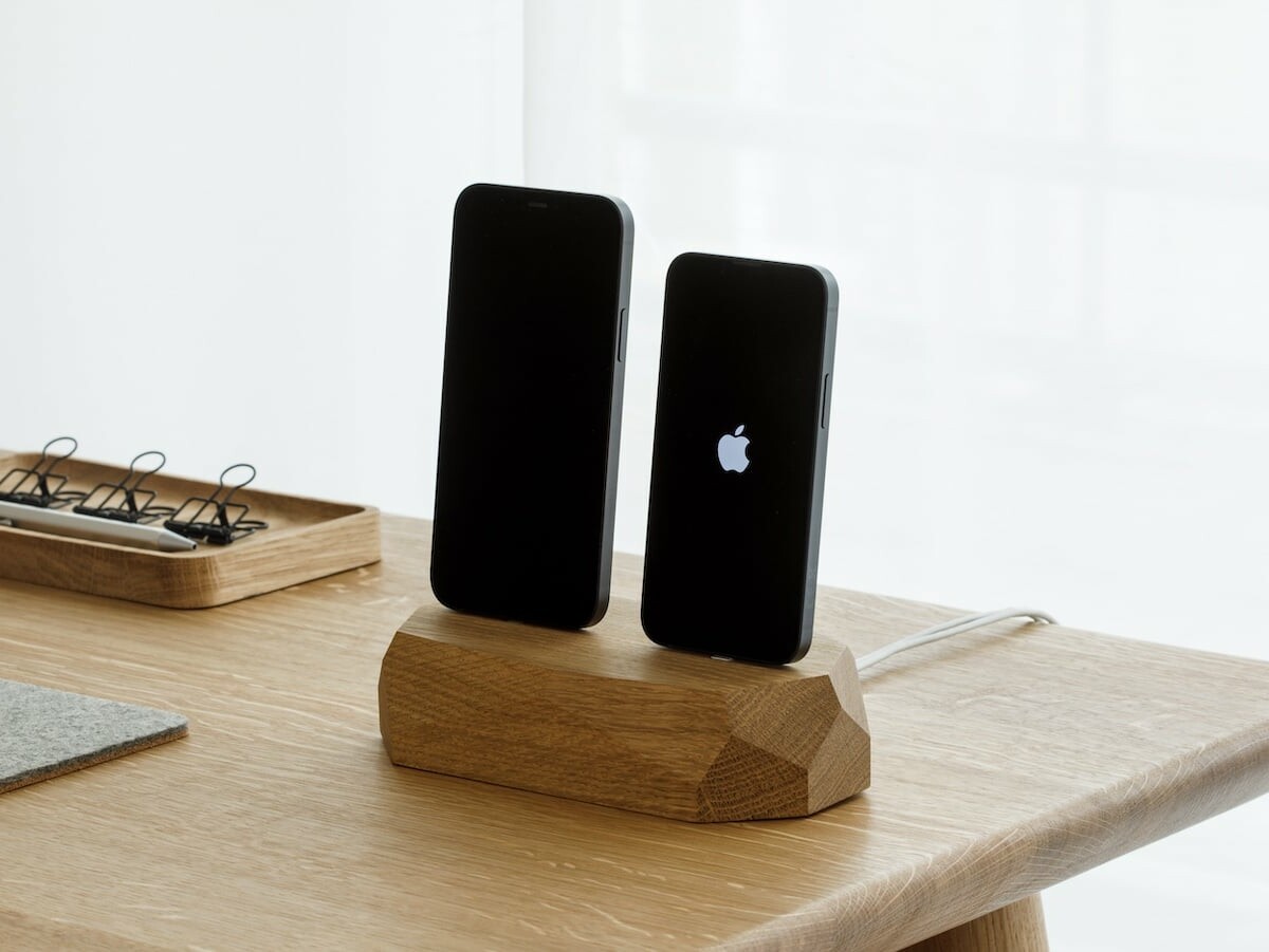 Oakywood Dual Dock charging station saves space and powers 2 Apple devices simultaneously