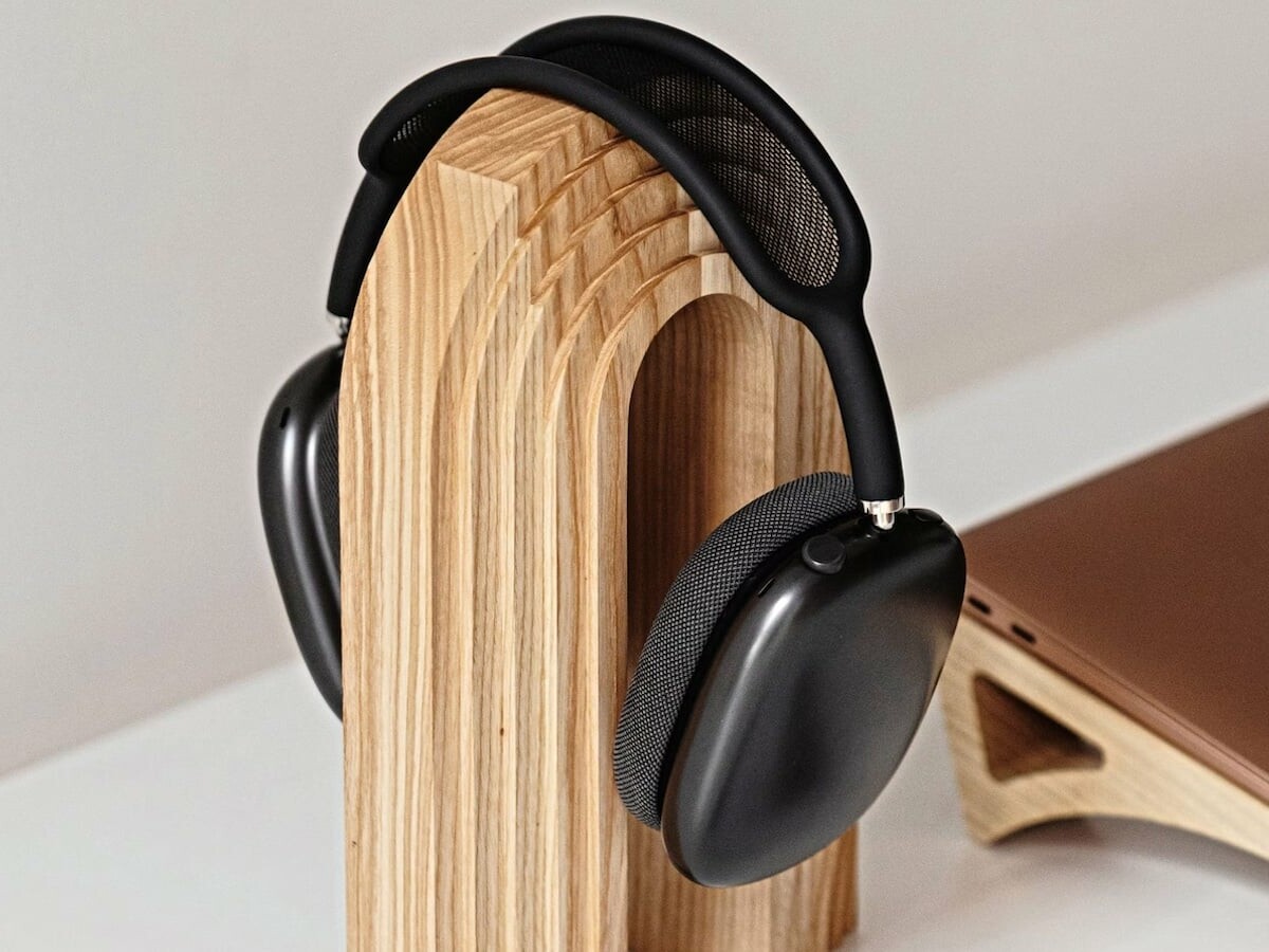 TheHrdwood Wooden Headphone display fits both gaming and music headphones seamlessly